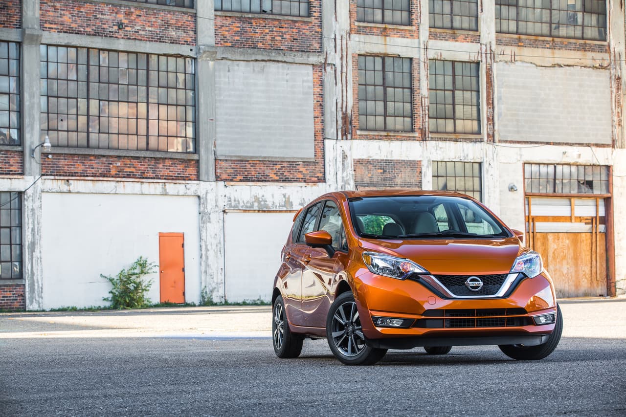 La versión 
<b>estándar</b> del Nissan Versa Note es la 
<b>S Plus Xtronic</b>, de 15.480 dólares, seguido por el SV Xtronic, disponible por 16.380 dólares. La tercera versión, el 
<b>SR Xtronic</b>, incorpora elementos como el alerón trasero y volante recubierto en cuero, cuyo costo es de 17.980 dólares. El tope de gama es la 
<b>SL Xtronic</b>, a un precio de 18.710 dólares.
