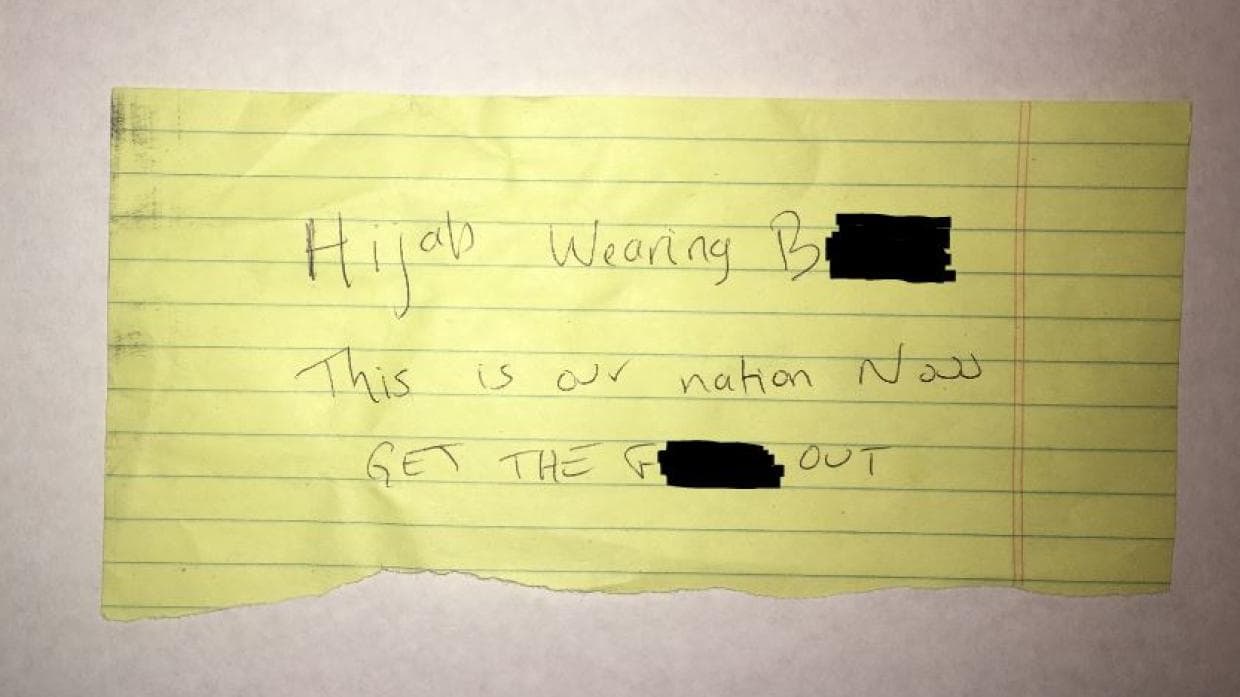 Una mujer que había salido a dar una caminata se encontró a la vuelta con el vidrio de su carro roto, que le habían robado el bolso y una nota que decía "Perra viste-hijab. Esta es nuestra nación ahora. Fuera de aquí". La mujer, que no es musulmana, se había cubierto la cabeza con una bandana para protegerse del sol durante el paseo. 
<a href="http://www.sfgate.com/crime/article/Woman-wearing-headscarf-targeted-for-anti-Muslim-10619245.php">Reportado por San Francisco Chronicle el 16 de noviembre</a>.