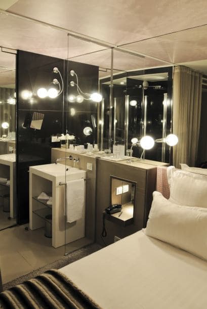 Utiliza espejos. Los espejos añaden profundidad y dimensión a un dormitorio pequeño, gracias a que actúan como ventanas adicionales. Si cuelgas varios espejos pequeños aportarás interés visual, mientras que si utilizas un espejo grande, instantáneamente crearás la ilusión de mayor amplitud.