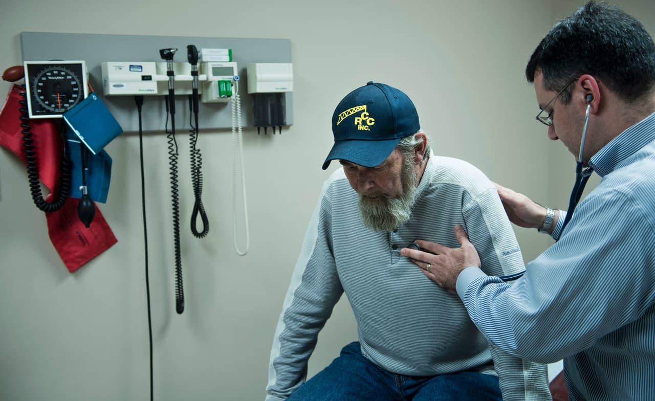 El diagnóstico del cáncer de próstata es difícil debido a la falta de síntomas en la etapa inicial y al margen de error presente en las pruebas tradicionales de detección.