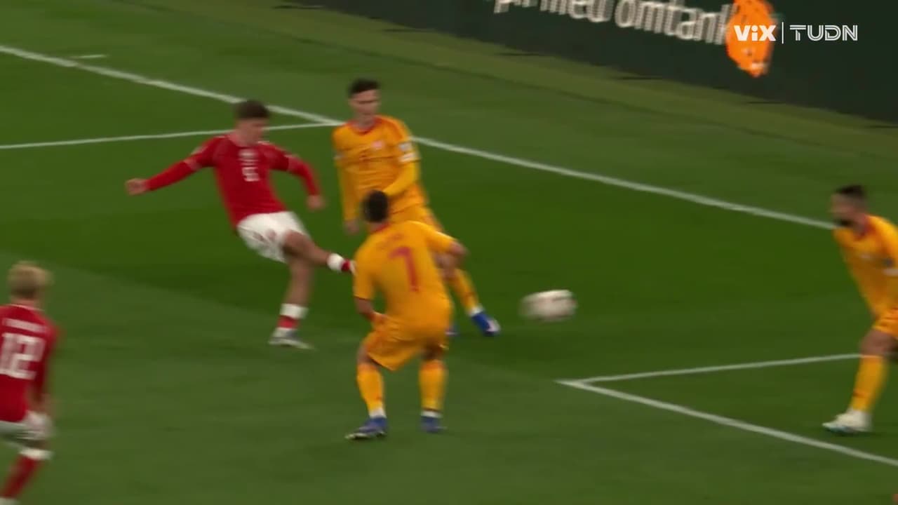 ¡Se salva Macedonia! Joakim Mæhle dispara pero sale a manos del arquero