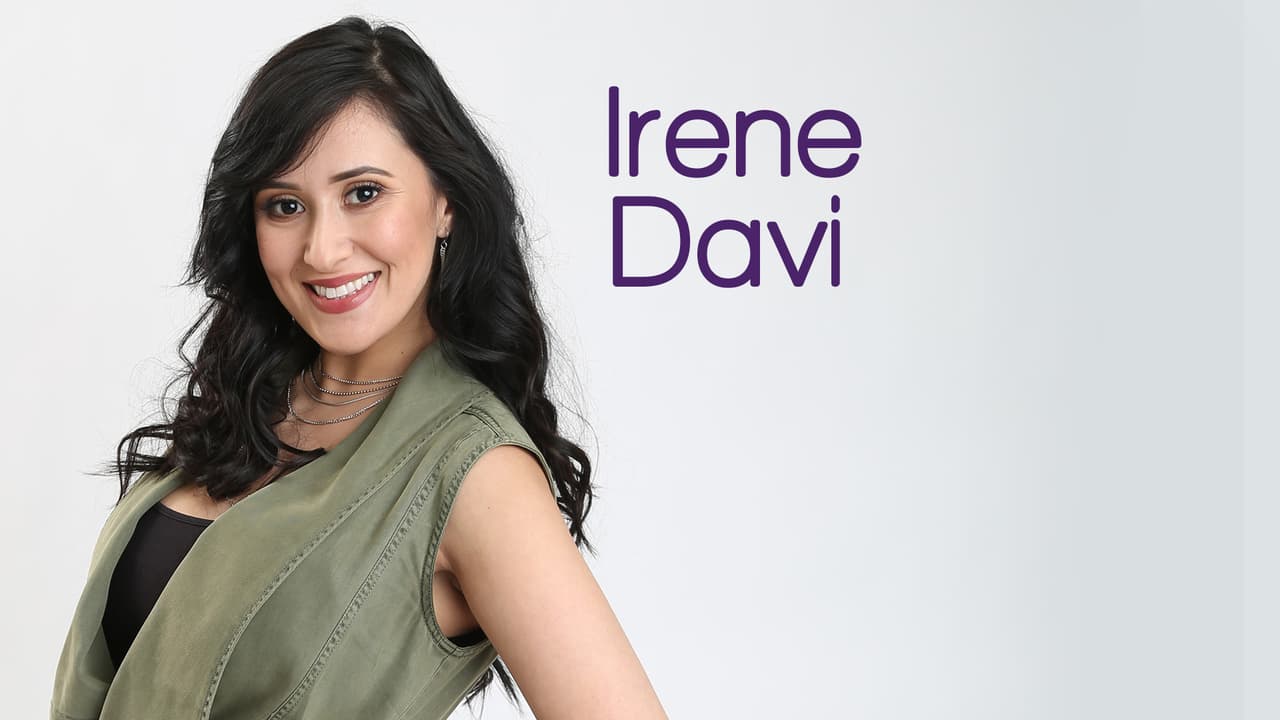 Nació en Anaheim, California y tiene 28 años de edad. Ella se considera una persona con buen sentido de humor, cariñosa y corajuda.