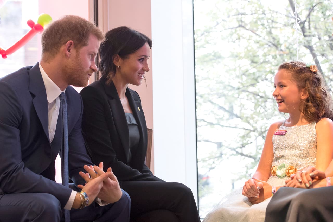 La pequeña Chloe Henderson nació 10 semanas antes de término y sufre de parálisis cerebral. El príncipe Harry y Meghan Markle aplaudieron sus progresos y le dejaron saber lo orgullosos que se sentían de ella, logrando que la menor sonriera.