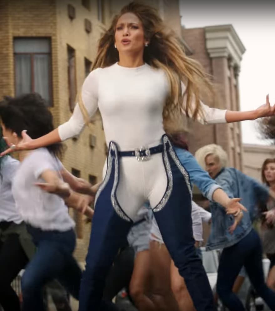 Y como no sería fácil, incluso su estilista Mariel Haenn la aconsejó: "Al principio le comenté: ‘Es mucho baile. No sé si vas a ser capaz de bailar con eso puesto’. Pero lo hizo. Son unos tacones muy altos y generalmente cuando se pone tacones para bailar son más anchos, porque así le proporcionan más estabilidad..."