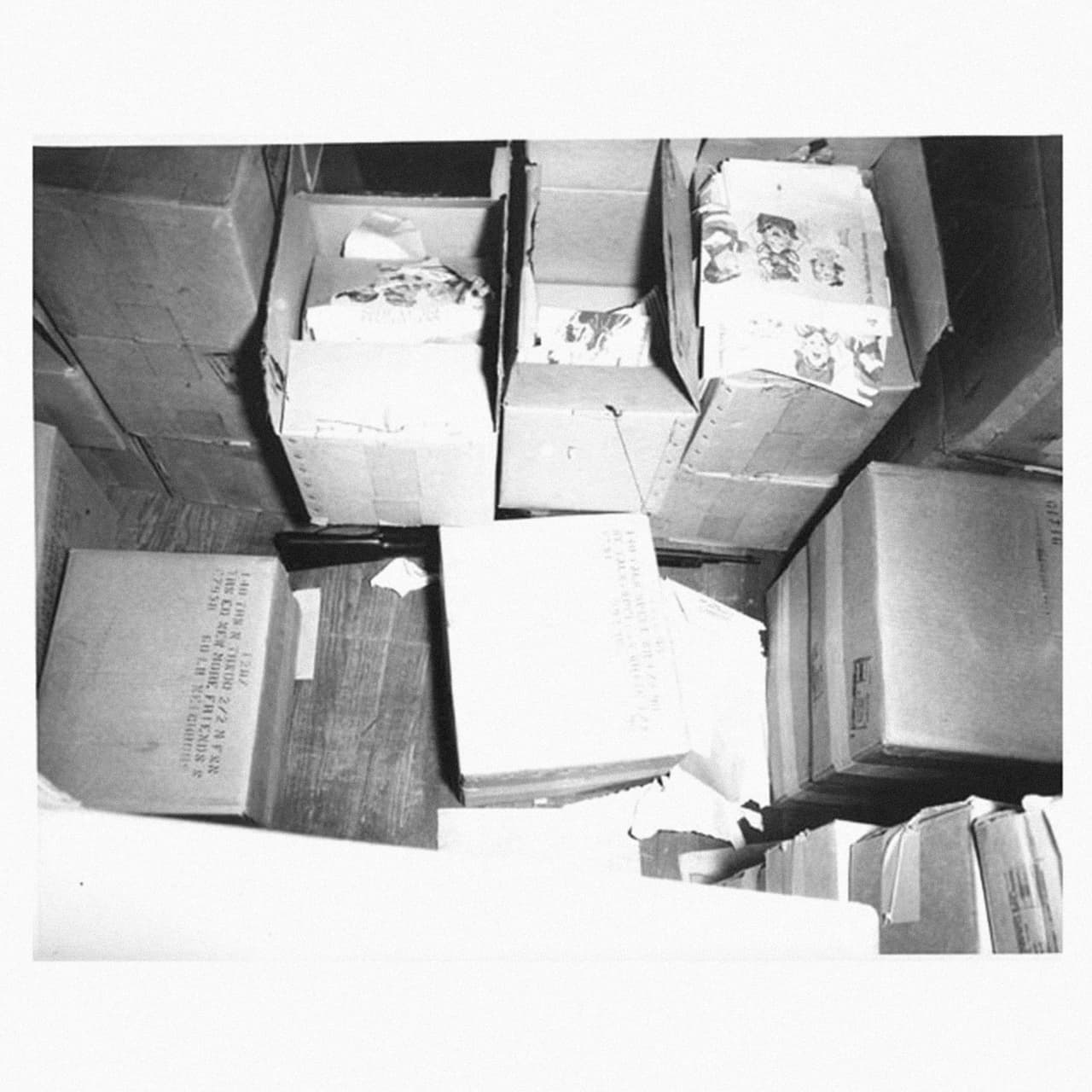 En esta fotografía que fue parte de la investigación se muestra cómo fue encontrada el arma homicida en el suelo del sexto piso del depósito de libros. Según la comisión Warren el fusil fue comprado por el propio Lee Harvey Oswald.