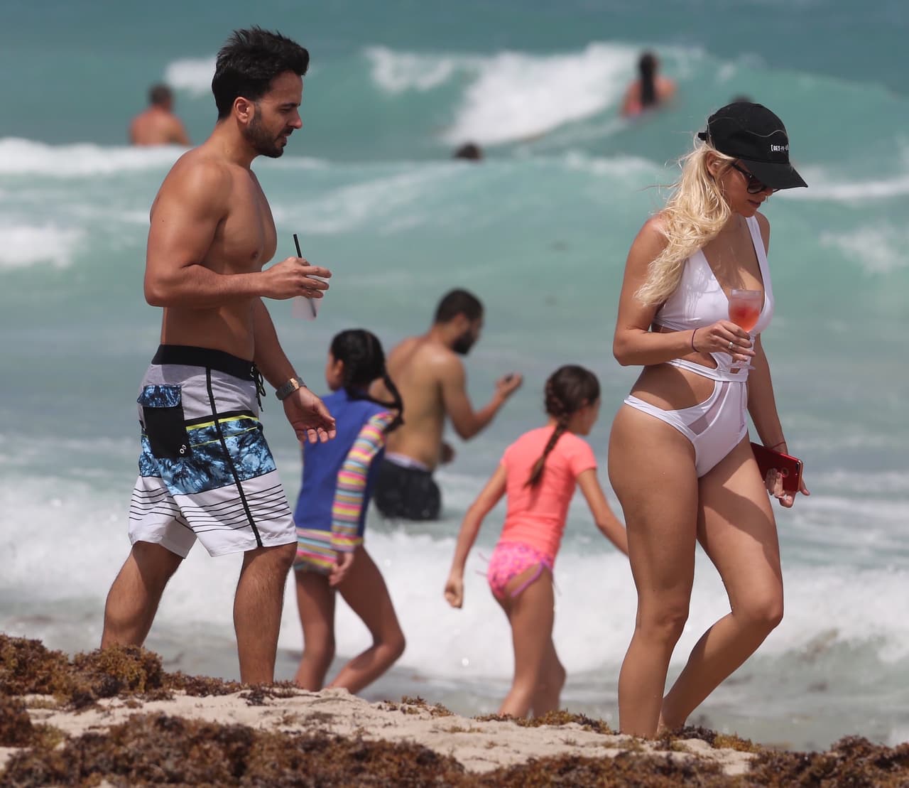 Luis Fonsi celebra su cumpleaños número 39 junto a su esposa Agueda López con un romántico día en las playas de Miami Beach.
