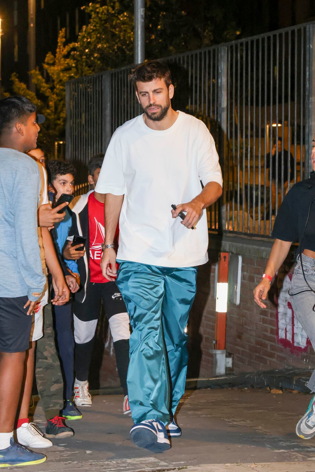 Piqué manejó de regreso al estacionamiento y llegó caminando, donde ya lo esperaban varios seguidores a los que atendió firmando autógrafos.
<br>