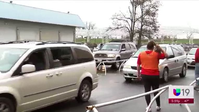 Voluntarios y empleados de ‘The Salvation Army’ en Sacramento entregan regalos y comida a cientos de familias