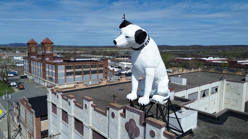 A Nipper lo hicieron en Chicago. La estatua, de hierro y fibra de vidrio, mide 28 pies (9 metros) y fue trasladada en tren, en 5 pedazos, hasta Nueva York.
<br>En una grúa las partes fueron colocadas en el techo del edificio, donde el perro fue ensamblado sobre una pieza de metal.