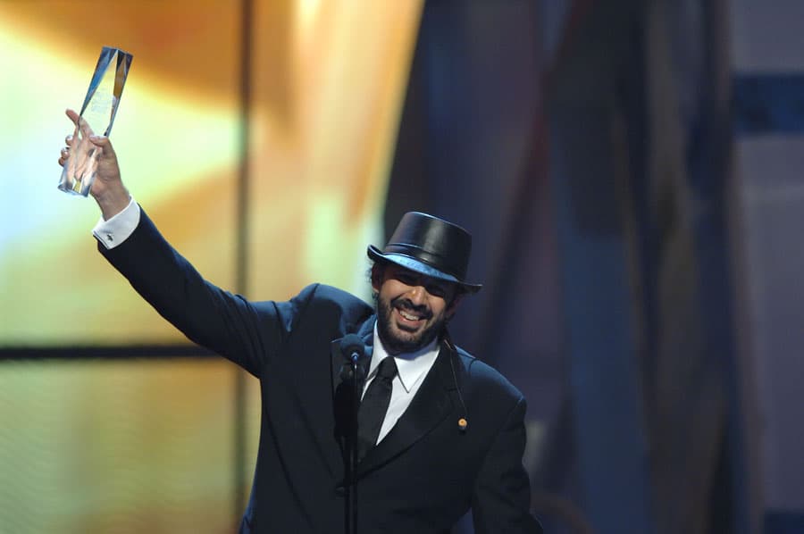 Juan Luis Guerra había alcanzado ya el reconocimiento internacional teniendo hasta ese momento diez producciones discográficas exitosas. Su primer disco salió en 1984 ('Soplando') cuando volvió de un diplomado en el reconocida escuela de música Berklee en Boston.