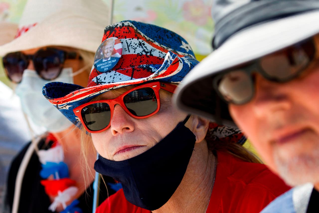 De acuerdo con la televisora, el grupo se congregó a la 1 pm y llegó a reunir entre 200 y 400 manifestantes hacia las 2 pm. Después de las 5:30 pm, el contingente se disolvió, de acuerdo con reportes de la policía.
<br>
<br>Los manifestantes escuchan a los oradores durante el mitin WalkAway en apoyo del presidente de los Estados Unidos.