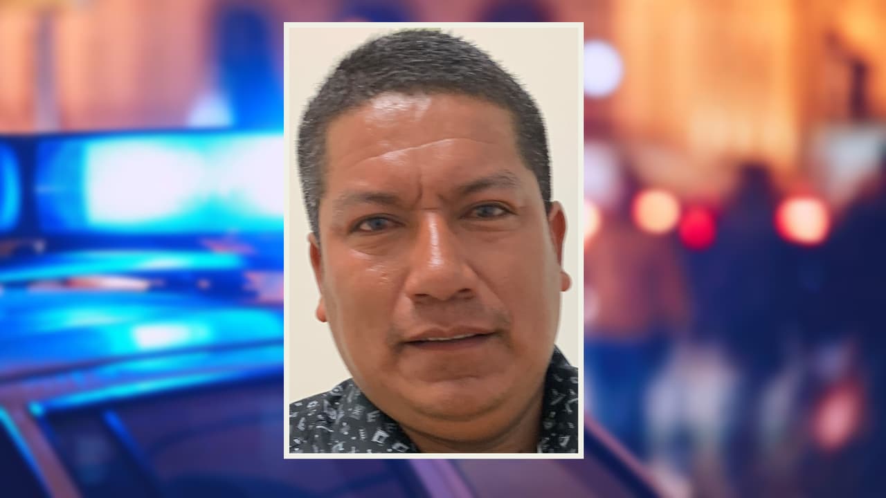 Marvin Osman Vasquez ha sido descrito como hispano, de 37 años, aproximadamente 5'07", 160 lbs., con ojos cafés y cabello castaño.