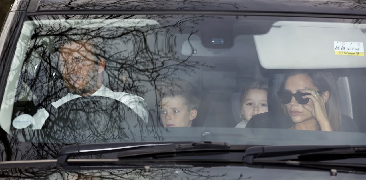 David Beckham y su familia llegan a la recepción por la boda de Sir Elton John en diciembre de 2014 a bordo de una sorprendentemente modesta
<b>Land Rover Discovery 2015</b>, también conocida como
<b>LR4</b> en Estados Unidos.
