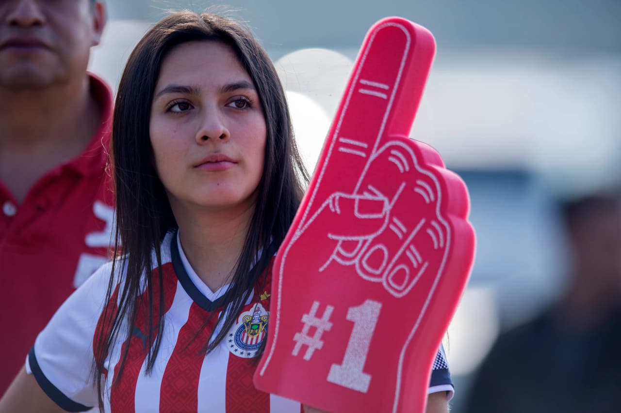 El Clásico Nacional entre las Chivas de Guadalajara y las Águilas del América en el Clausura 2018 de la Liga MX da muestras del colorido, respeto y buen ambiente entre dos rivales tradicionales en el fútbol mexicano.
