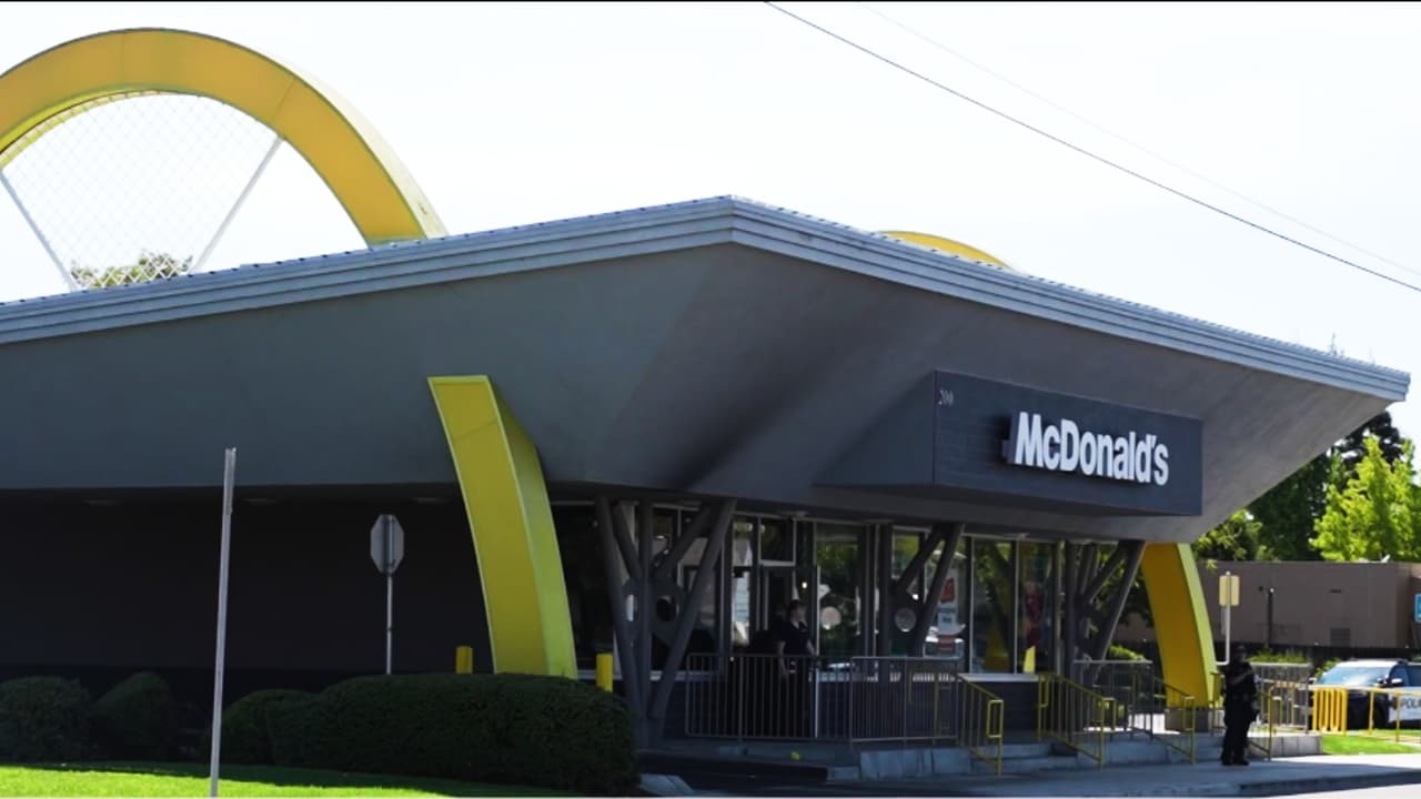 Investigan tiroteo que involucró a un oficial de policía dentro de un restaurante de comida rápida en Lodi