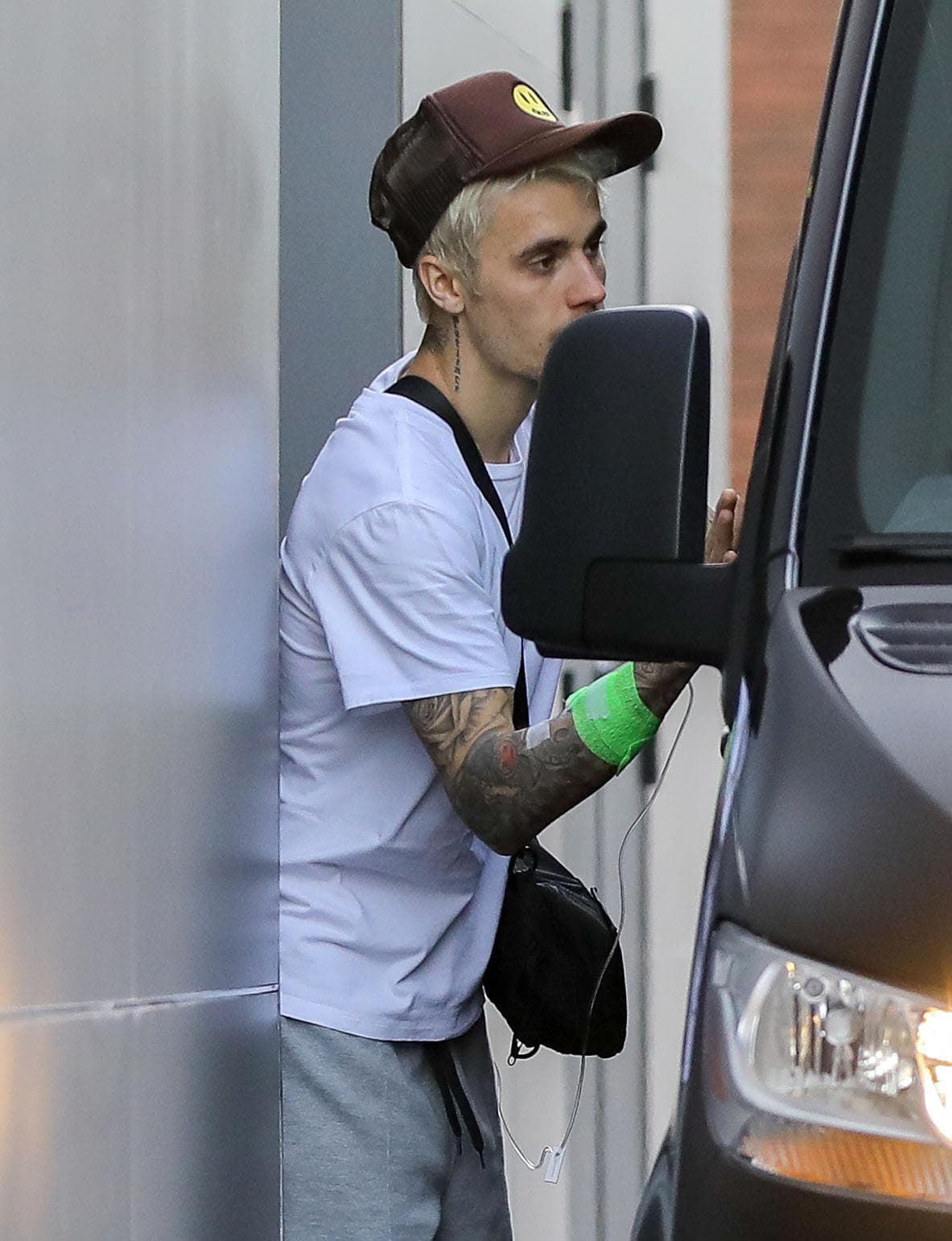 El cantante canadiense no fue visto en el restaurante. Él y Gómez mantuvieron una 
<b><a href="https://www.univision.com/famosos/selena-gomez-con-justin-bieber-y-otras-parejas-famosas-que-pensabamos-llegarian-al-altar-pero-nunca-ocurrio-fotos" target="_blank">relación sentimental con altas y bajas</a></b> que duró 7 años. En septiembre de 2018, Bieber se casó por lo civil y en secreto con Baldwin y en septiembre pasado 
<b><a href="https://www.univision.com/famosos/las-fotos-de-la-boda-religiosa-de-justin-bieber-y-hailey-baldwin-el-velo-el-esmoquin-y-mas-fotos" target="_blank">lo hizo por la vía religiosa. </a></b>
<br>