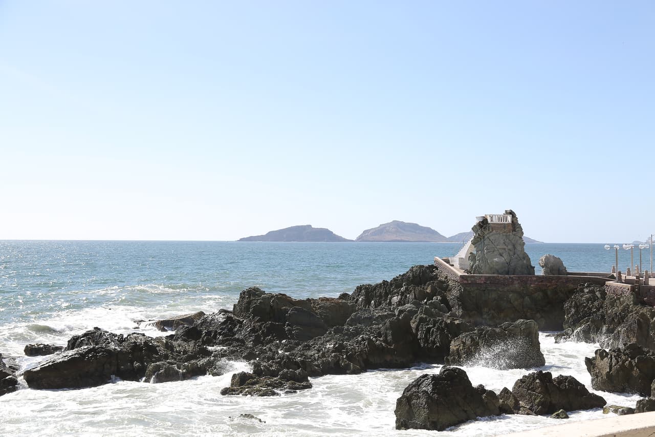 Esta es la Punta de clavadistas, que se localiza en el Paseo Claussen, uno de los sitios más turísticos del lugar.
