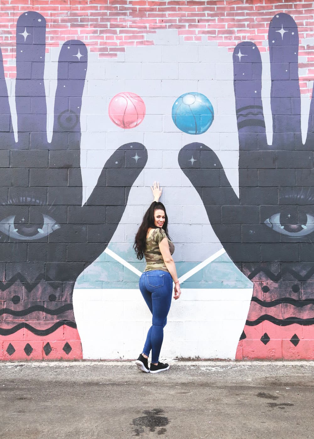 Ella con lo que se ponga se ve muy bien.