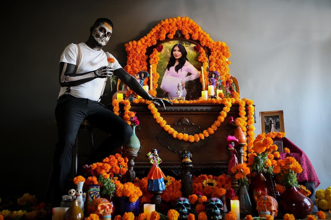 El altar de Día de Muertos está lleno de amor y recuerdos de la familia que lucha por seguir adelante tras la tragedia que truncó los sueños de una joven madre de abrazar a su tan esperada bebé.
<br>Foto por: Vanessa Marie Carbajal /
<a href="https://www.instagram.com/carbajalphoto/?hl=en" target="_blank">@Carbajalphoto </a>
