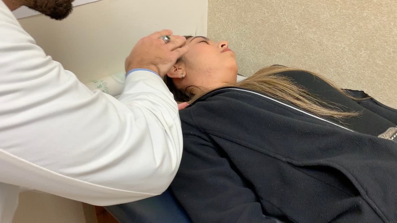 Primero debemos de verificar si el paciente no reacciona. Si esta inconsciente,
<b>sin respirar y sin pulso entonces debemos de aplicar la RCP.</b>