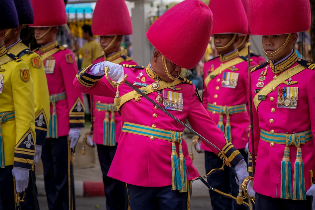 Un soldado de la guardia real guarda su espada durante los actos de coronación a las afueras del Gran Palacio Real en Bangkok.