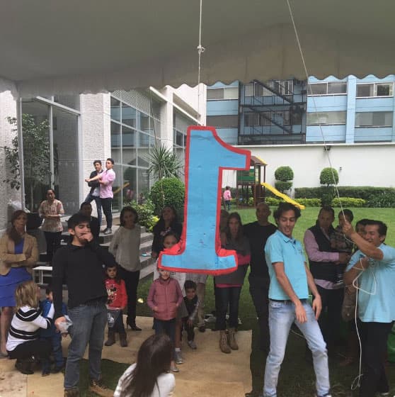 En un salón de la Ciudad de México se llevó a cabo la fiesta infantil en donde pequeños y grandes se divirtieron.
