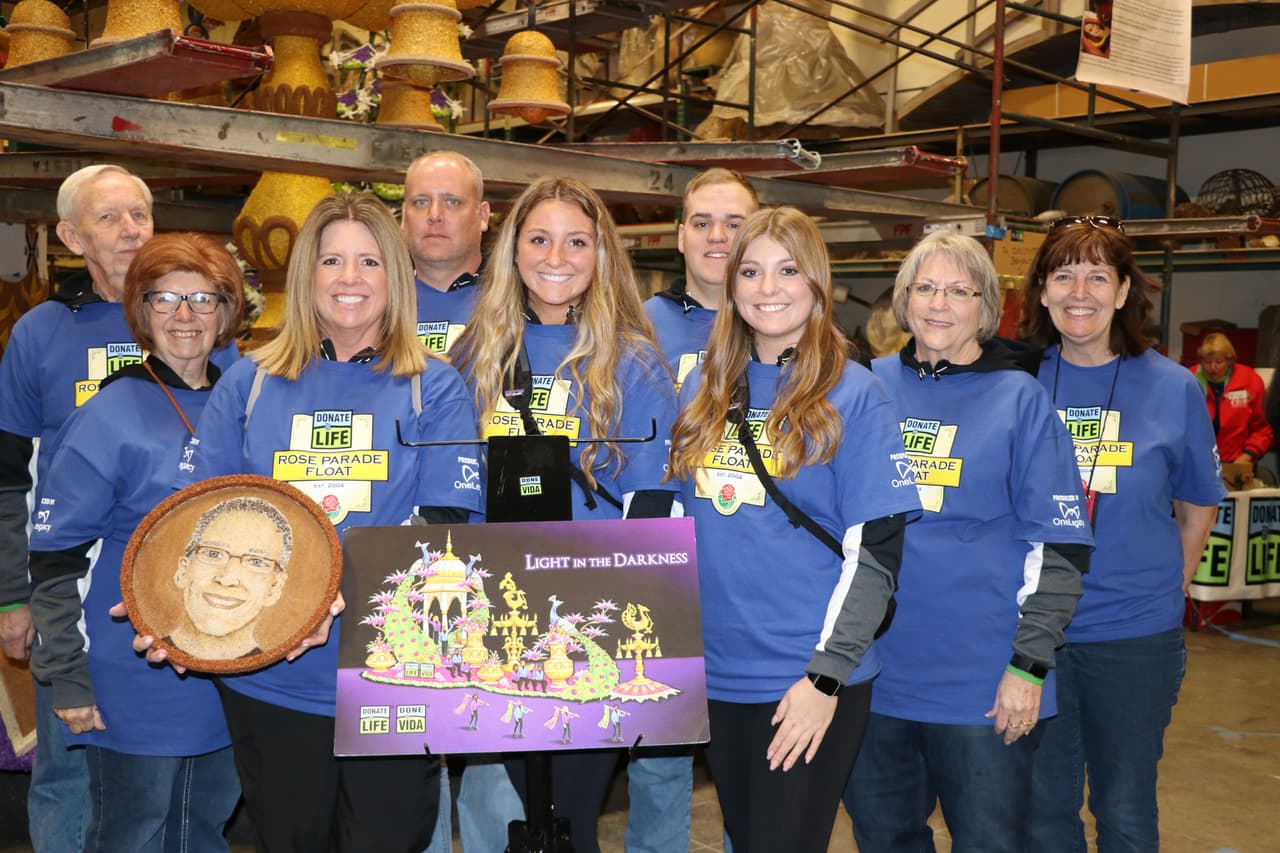 Michelle Nelson y sus hijas Madison y Grace, así como numerosos familiares viajaron de Iowa a California para adornar la fotografía de Mike Nelson, el ex bombero que falleció durante un incendio y de cuyo cuerpo fueron donados sus tejidos, venas, válvulas y huesos. Mike dio vida a casi un centenar de personas.