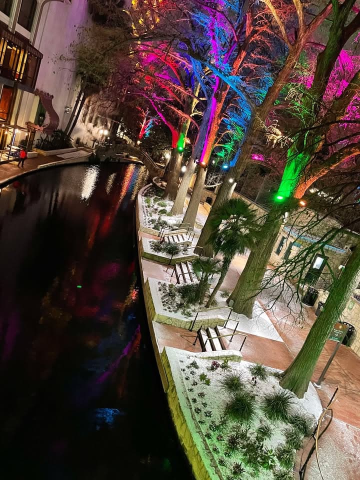 La tormenta invernal trajo una densa capa de nieve que cubrió la ciudad y varias zonas del centro de Texas.
<br>
<br>Usuarios de Univision enviaron las imágenes de cómo vivieron la primer nevada del 2025.