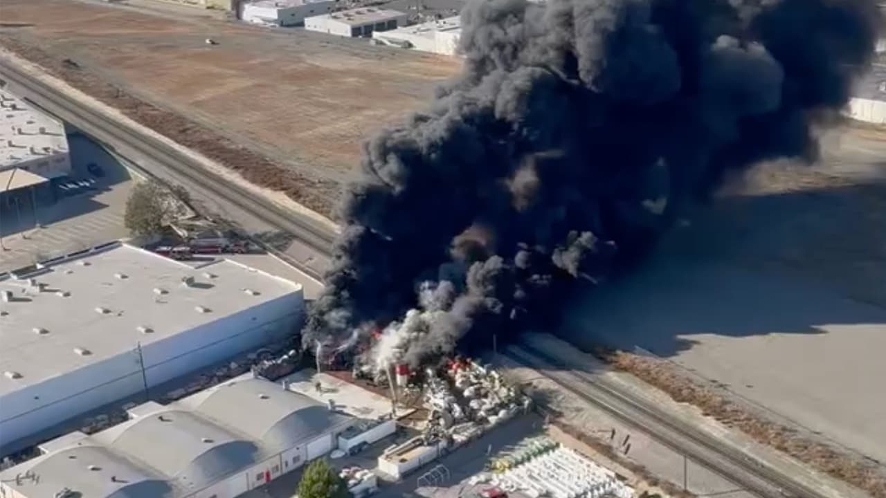 Incendio estructural provocó la movilización de más de 50 bomberos en North Hollywood
