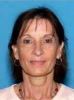 <h3 class="cms-H3-H3" style="box-sizing: border-box; margin-top: 0px; margin-bottom: 0.5rem; color: rgb(51, 51, 51); font-family: Roboto, sans-serif; font-style: normal; font-variant-ligatures: normal; font-variant-caps: normal; letter-spacing: normal; orphans: 2; text-align: left; text-indent: 0px; text-transform: none; white-space: normal; widows: 2; word-spacing: 0px; -webkit-text-stroke-width: 0px; background-color: rgb(255, 255, 255); text-decoration-thickness: initial; text-decoration-style: initial; text-decoration-color: initial;">Jeanine De Riddere</h3>
<br>
<br>Esta mujer de 65 años, oriunda de la República Democrática del Congo, es acusada de participar en el secuestro en 2010 de su nieta Gabrielle Dahm, del condado Broward Florida, luego de que su hija, Leslie Delbecq, obtuviera la custodia compartida con su ahora exesposo Christopher Dahm, padre biológico de la niña.
<br>
<br>La agencia especifica que De Ridder y Delbecq sacaron a Gabrielle de Florida y la llevaron a Abu Dhabi, Emiratos Árabes Unidos, violando la orden de la corte del condado de Broward que exigía que la niña fuera devuelta el 4 de agosto de 2020 al padre de la menor.
<br>
<br>Un año después, madre e hija fueron acusadas de secuestro parental internacional por un Gran Jurado Federal del Tribunal de Distrito de los Estados Unidos, Distrito Sur de Florida y se emitieron órdenes federales para sus arrestos.
<br>
<br>El FBI indica que De Riddere es políglota y cuenta con la doble ciudadanía en Bélgica y en la República Democrática del Congo.