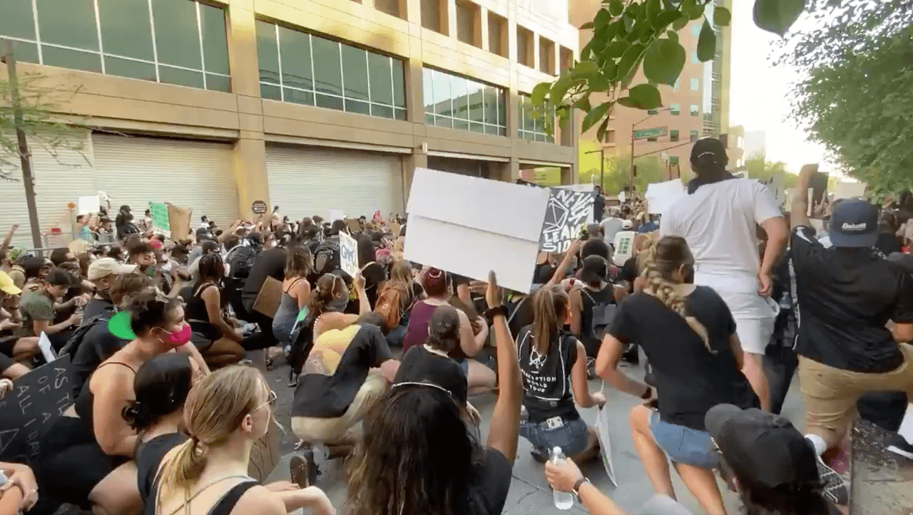 Manifestantes alzaron sus voces y sostenían cartelones.
<br>