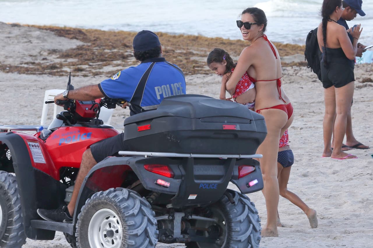 Y que siempre tiene una Biblia a la mano entre bastidores.