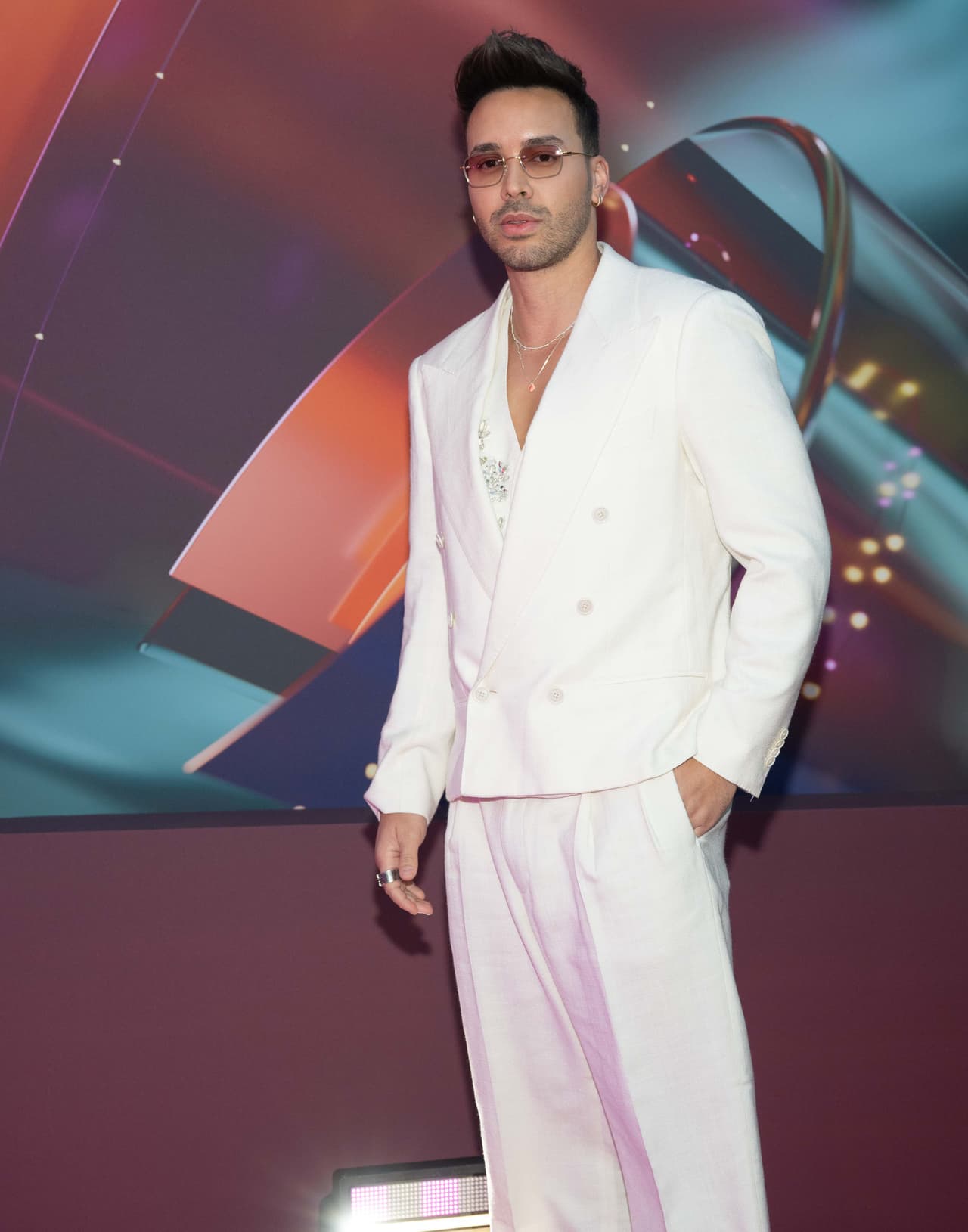 Prince Royce muy formal y encantador con este atuendo en color blanco.