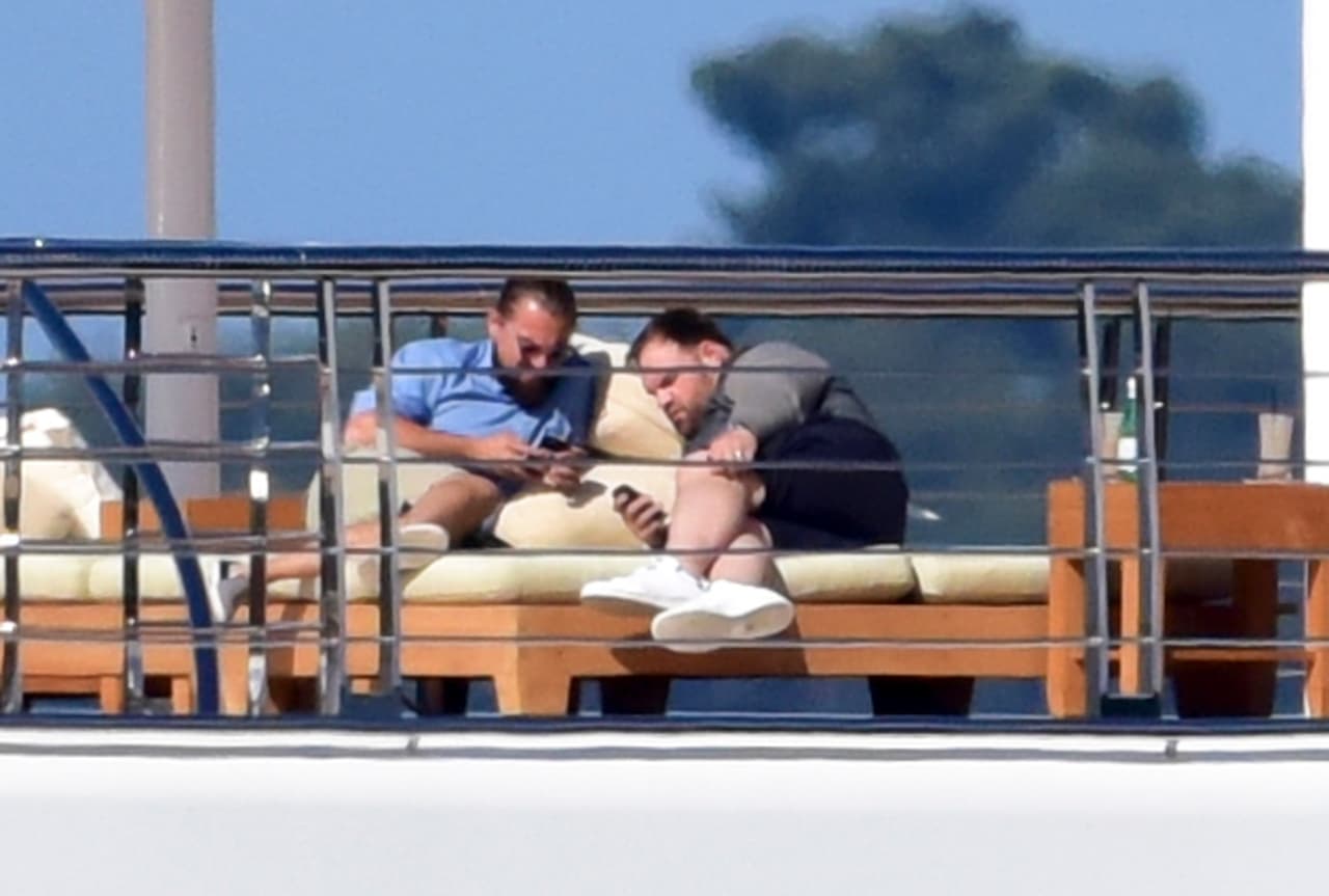 ¿Dónde habrán quedado Irina, Rihanna y el resto de bellas mujeres con las que nos tiene acostumbrado a mirarlo?