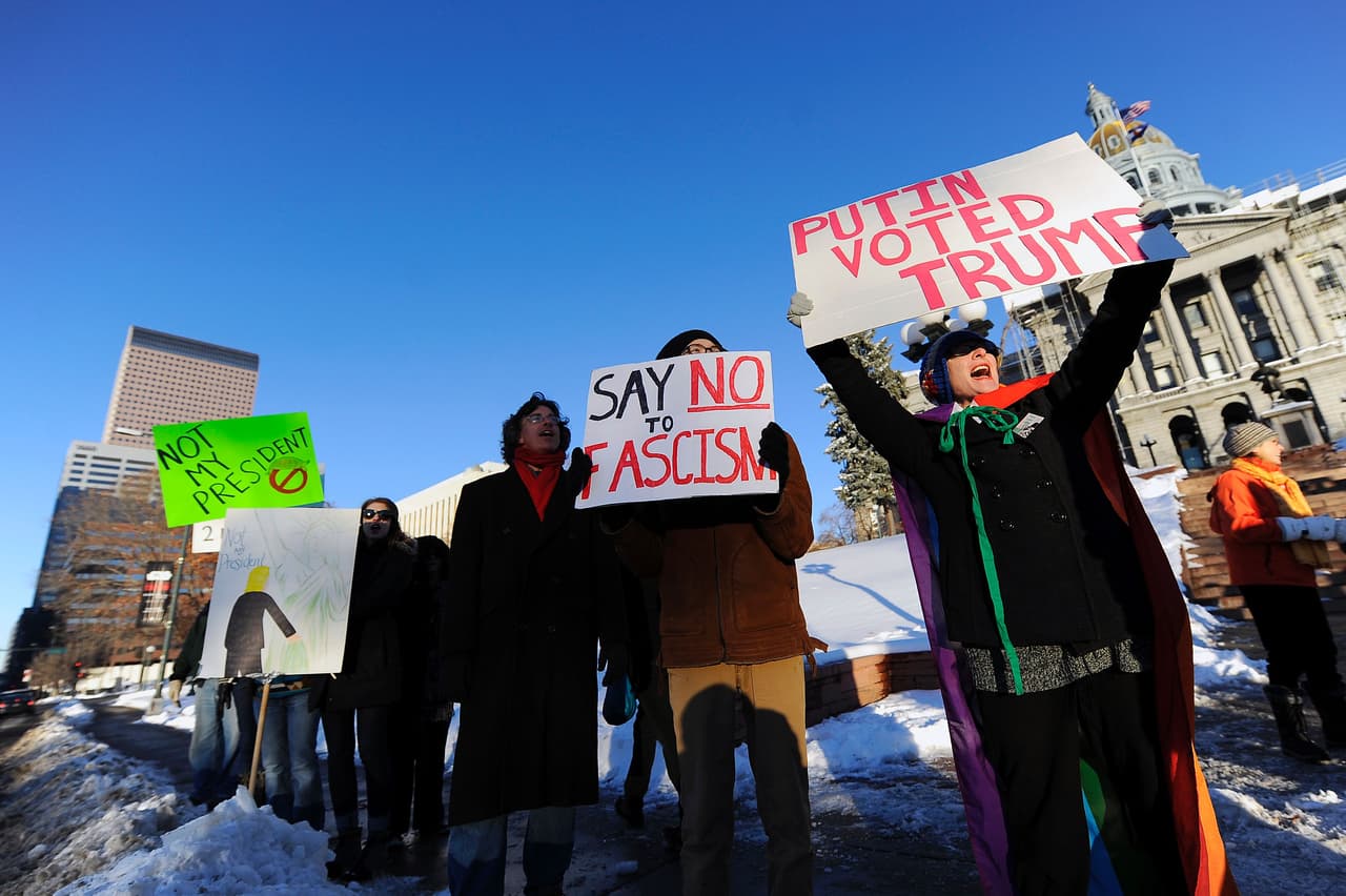 Ayer domingo manifestantes protestaban frente al edificio del capitolio en Denver, Colorado.