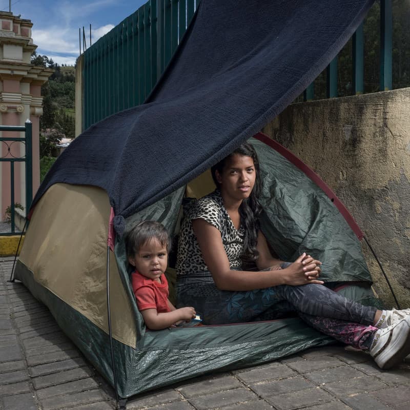 Mariangles de 19 años pasó la noche en una carpa, en la frontera entre Colombia y Ecuador con su hijo de 1 año. Esperaban tomar un autobús rumbo al interior de ese país, en esos vehículos atravesaron Colombia. "Mi novio se fue hace tre meses y consiguió un trabajo en Huaquillas. Ya tiene un apartamento; por eso envió a buscarnos".