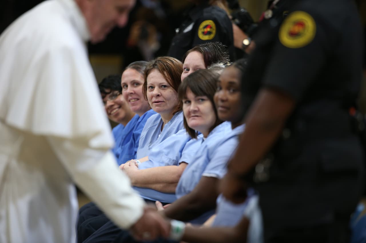 "He venido como pastor pero, sobre todo, como hermano a compartir su situación y hacerla también mía; he venido a que podamos rezar juntos y presentarle a nuestro Dios lo que nos duele, también lo que nos anima y recibir de Él la fuerza de la Resurrección", añadió el pontífice.
