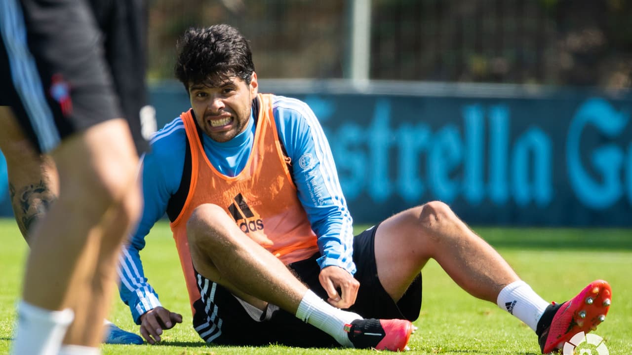 Néstor Araujo recibió una dura entrada durante el entrenamiento