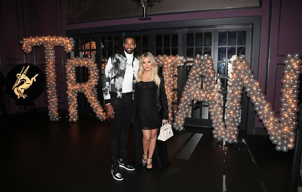 En un reciente episodio del podcast 'No Jumper', una mujer afirmó que Tristan Thompson
<b><a href="https://www.instagram.com/p/COB6MdRBsrs/" target="_blank">tuvo con ella un "encuentro sexual"</a></b> en enero del presente año, cuando él ya había restablecido su relación con la menor de las hermanas Kardashian.
<br>