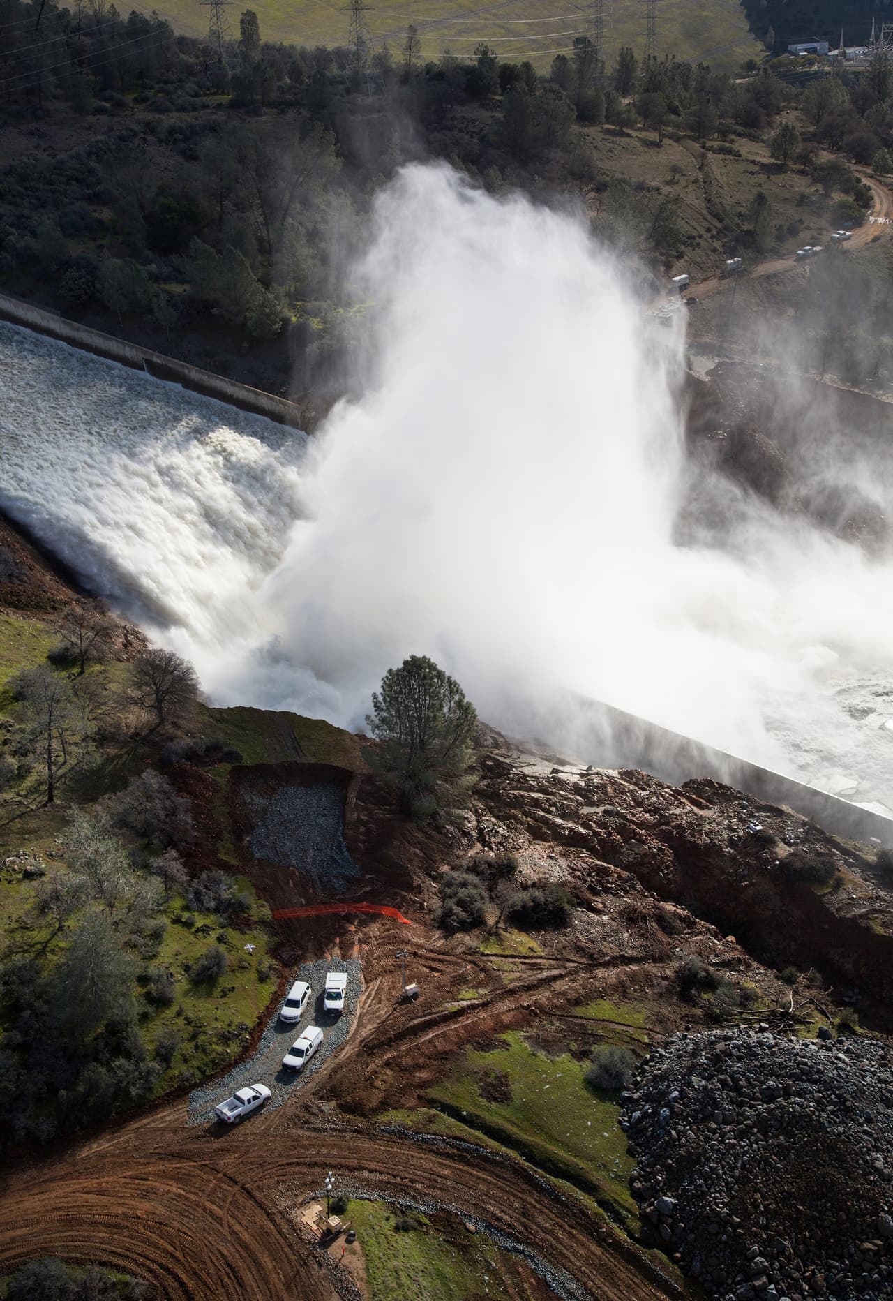 El área del agujero en al rampa de desagüe fue agrandándose hasta originar imágenes como esta, en la que la gran cantidad de agua que salía a alta velocidad se hundía en esa depresión para elevarse poco después decenas de pies de altura.