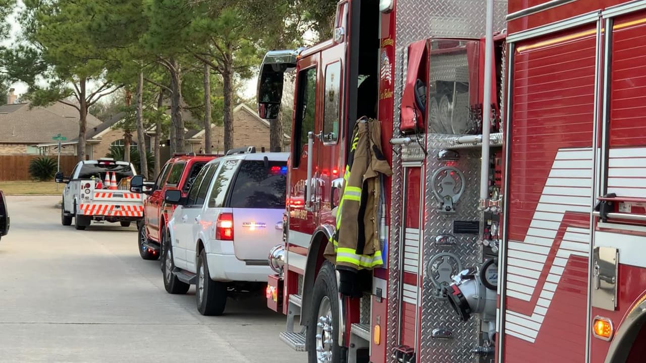 Equipos de bomberos auxiliaron labores de rescate y de trabajo en el área.