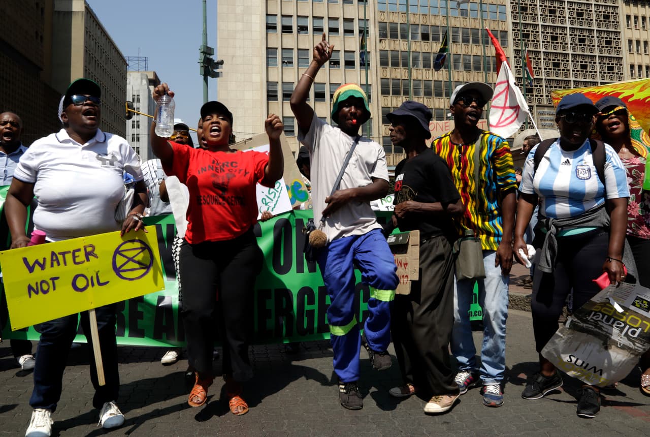 También se realizaron marchas en las ciudades sudafricanas de Johannesburgo (en la foto) y Pretoria. Los expertos dicen que África es el continente más vulnerable al cambio climático y el menos equipado para protegerse y allí los gobiernos han pedido ayuda a la comunidad internacional.
