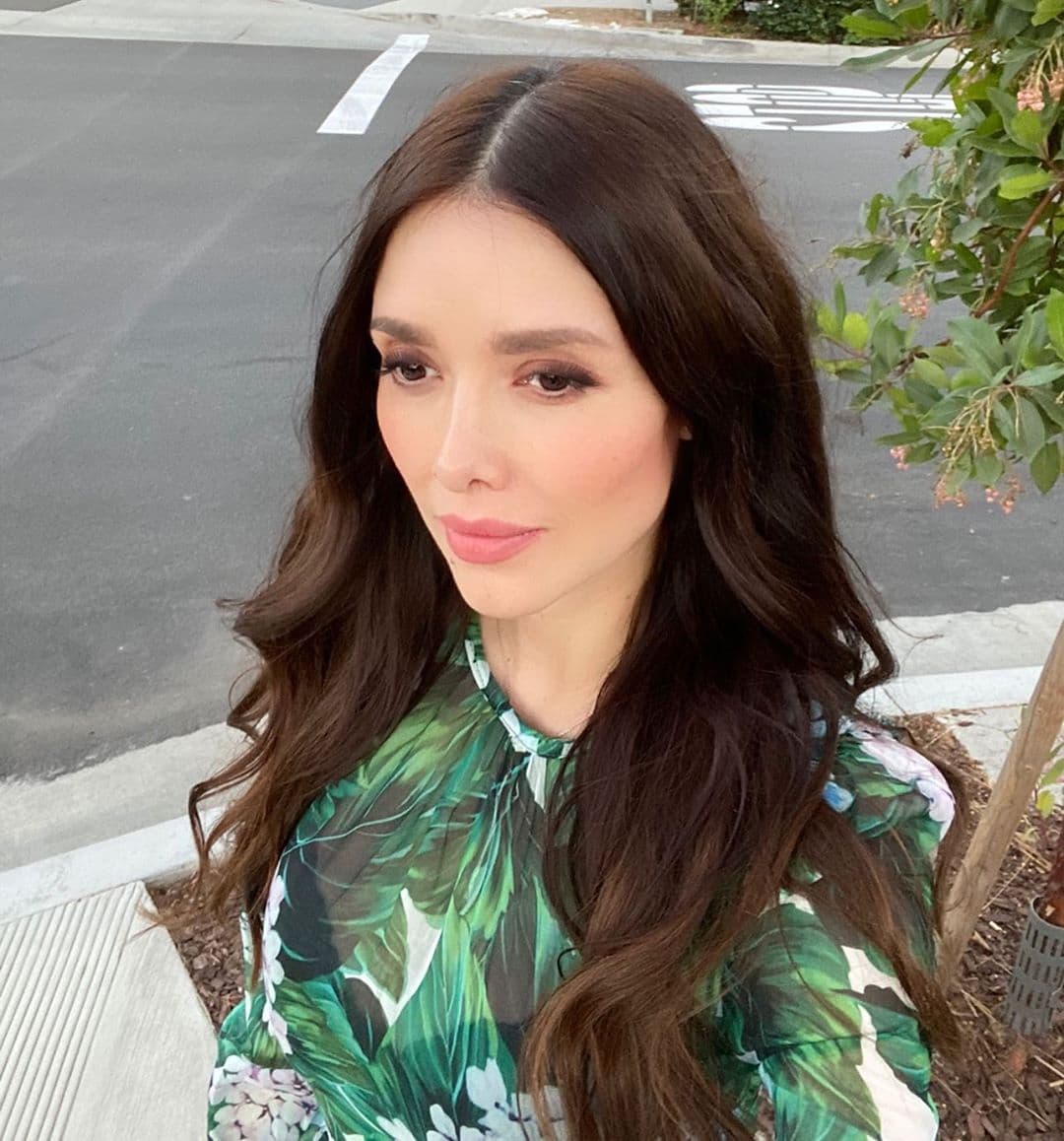 Y con respecto a la imagen, comentó: "Amamantar a tu bebé, el mejor regalo de vida y así con esta foto que habla de la línea continua del amor y de la vida quiero festejar tu día, Guadalupana".