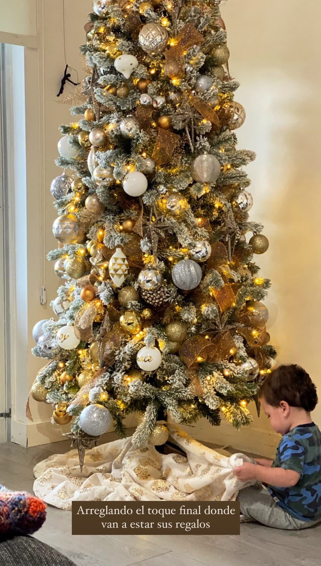 La reportera venezolana tiene todo listo para que su niño reciba sus regalos de Navidad en un lindo espacio y él se mostró muy atento a los detalles.