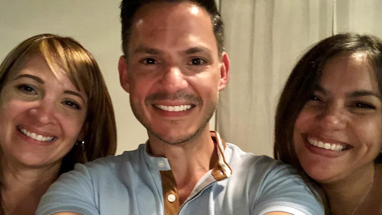 Arnaldo Rojas, reportero de Univision 45 Investiga, con sus hermanas Raquel y Lourdes.