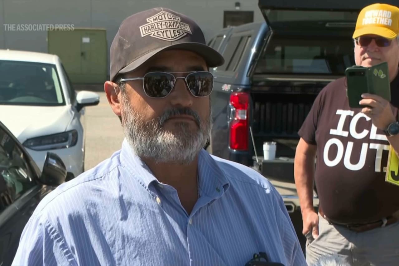 ICE detiene a exalcalde de Kansas por votar en elecciones de 2024 sin tener ciudadanía
