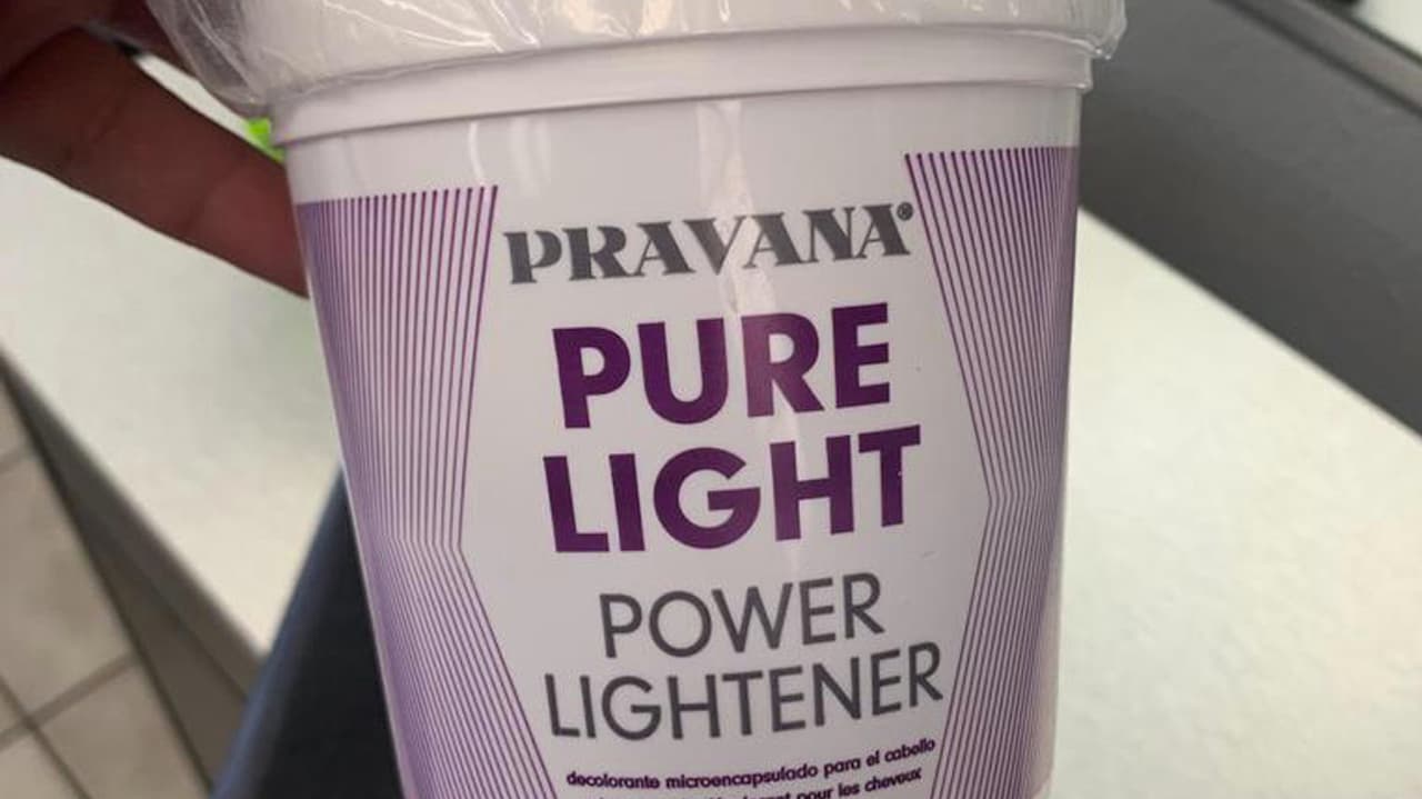 La víctima contrato los servicios de un abogado para demandar a la estética y al fabricante del químico que se usó, llamado Pure Light Power Lightener, de la empresa Pravana.
<br>