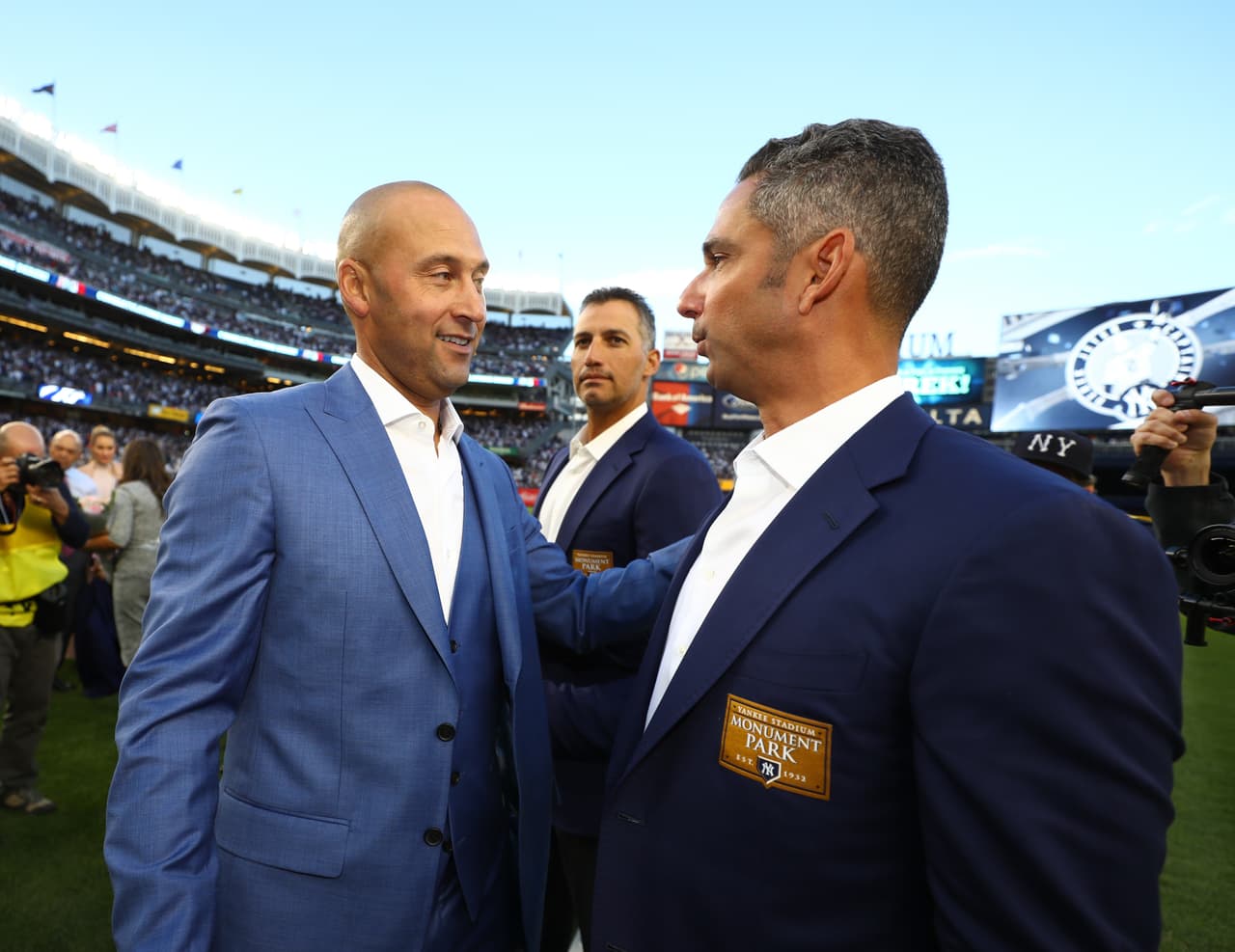 Aparte de lo dicho de los jugadores, se afirmó que los directivos de Yankees espiaban a los jugadores con cámaras secretas y que otros jugadores molestaron a ese exempleado con un bate.