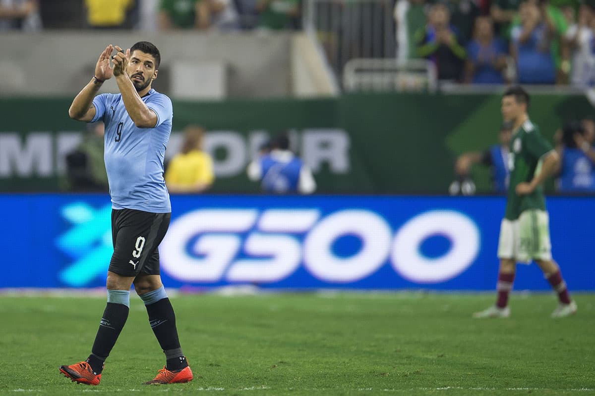 Al minuto 67', el goleador Luis Suárez (izquierda) fue reemplazado por Nicolás Lodeiro en Uruguay.