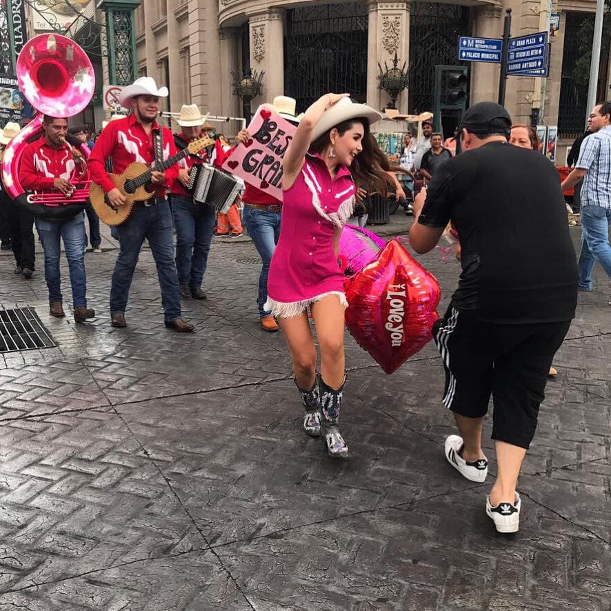 Laura Denisse ha colaborado con artistas como Ramón Ayala, con quien grabó la canción 'Cuando yo era un jovencito'.